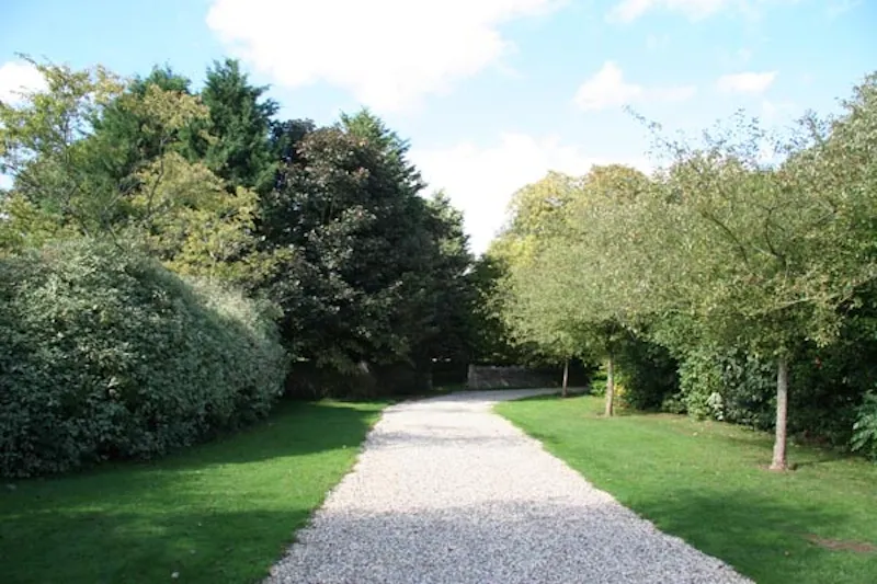 Driveway at Traditional Burford farmhouse, L583 (photo 19)