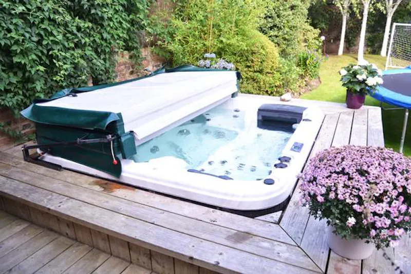 Jacuzzi at Victorian family house in Acton, B1038 (photo 29)