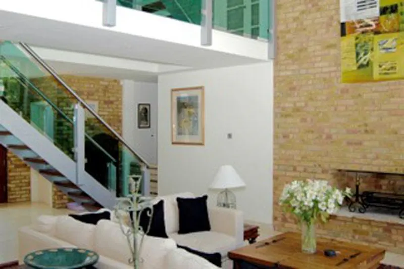 Open plan at Modern Mortlake house, D1880 (photo 3)