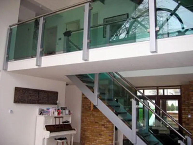 Glass at Modern Mortlake house, D1880 (photo 7)