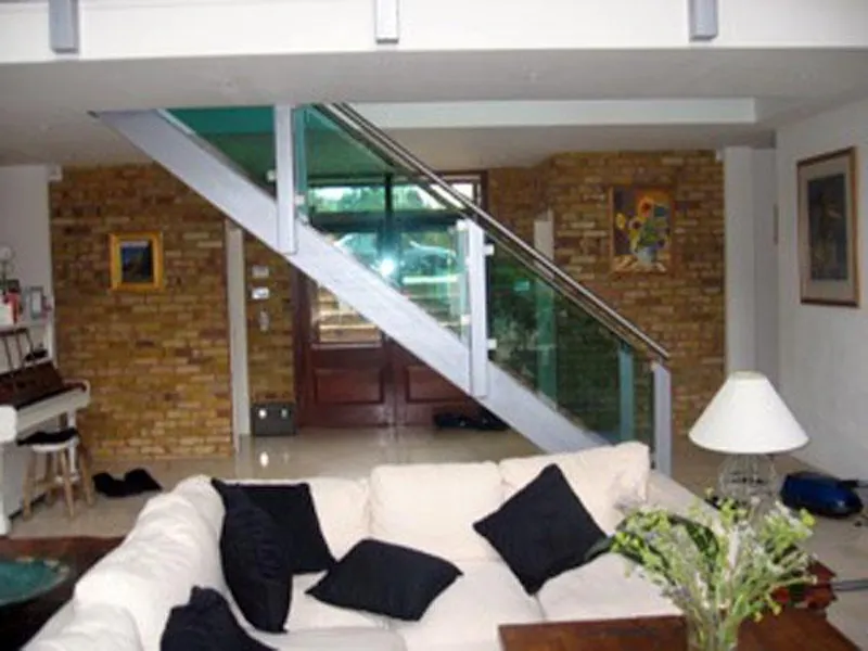 Living Room at Modern Mortlake house, D1880 (photo 4)