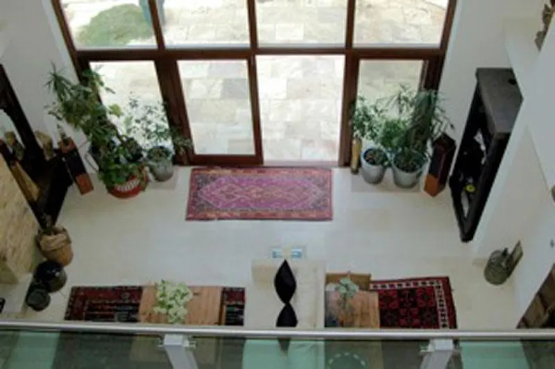 Entrance hall at Modern Mortlake house, D1880 (photo 2)
