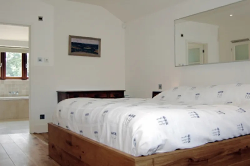 Bedroom at Modern Mortlake house, D1880 (photo 17)