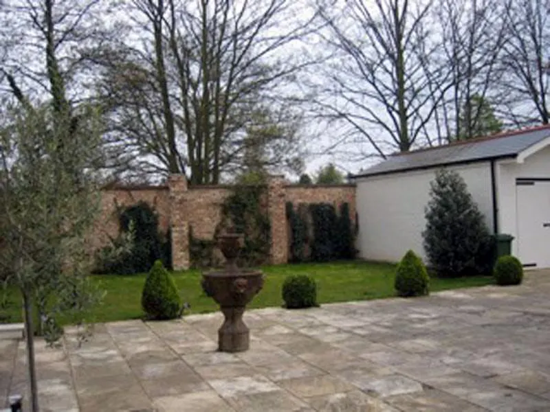 Terrace/Patio at Modern Mortlake house, D1880 (photo 28)