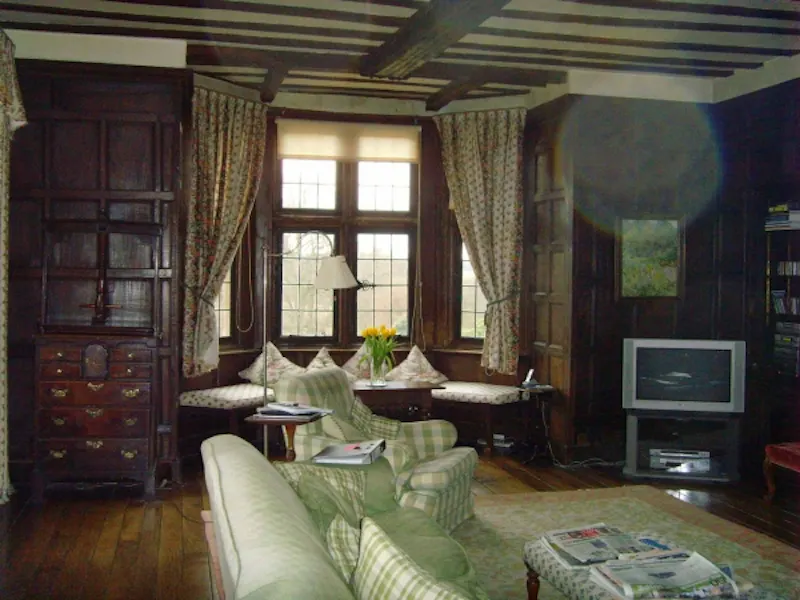 Living Room at Haywards Heath Elizabethan house, H106 (photo 18)