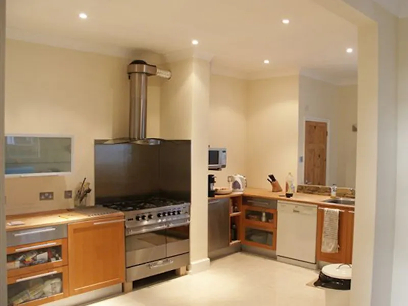 Kitchen at Film location B1383 in London (photo 1)