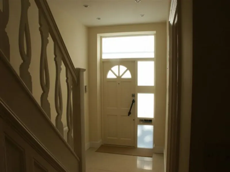 Entrance hall at Film location B1383 in London (photo 5)