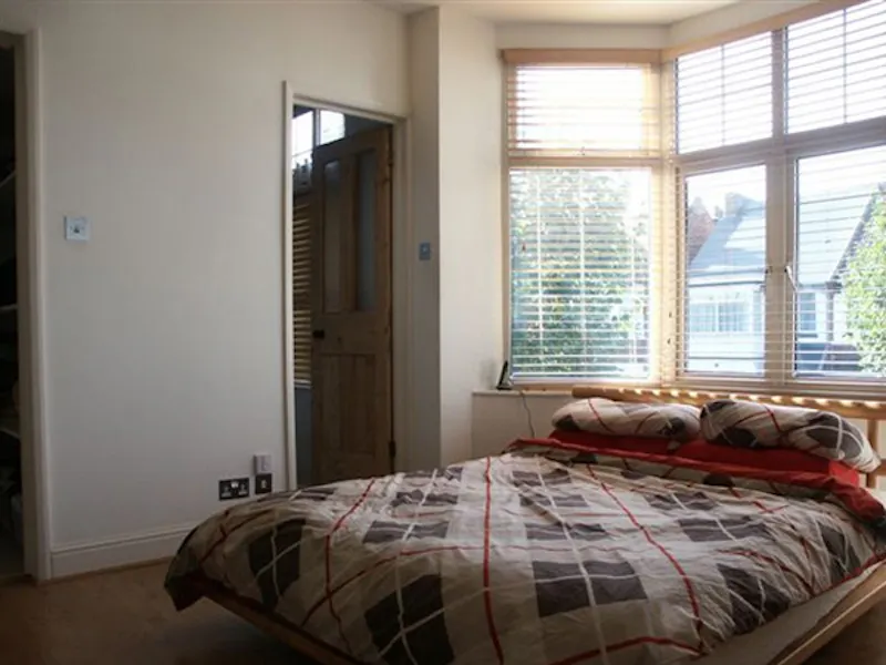 Bedroom at Film location B1383 in London (photo 7)