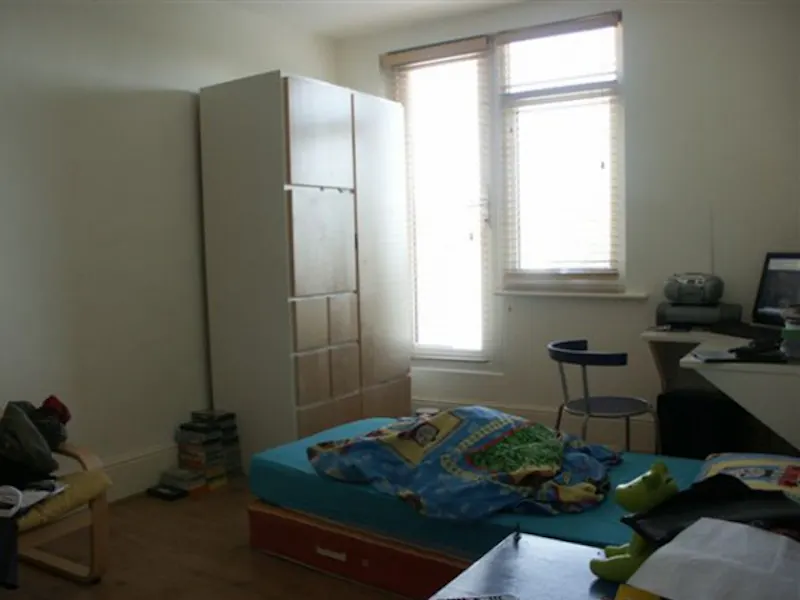 Bedroom - child's at Film location B1383 in London (photo 8)