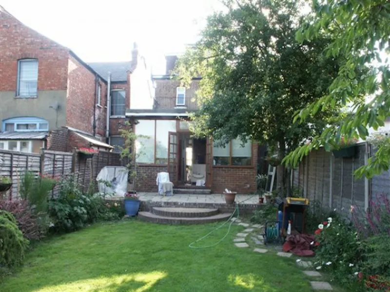Garden at Film location B1383 in London (photo 9)