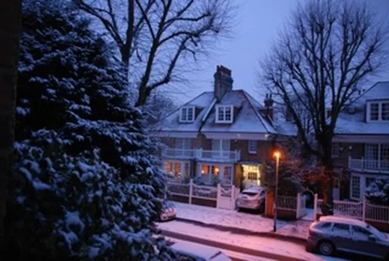 Beautiful Bedford Park house, B1391 (photo 1)
