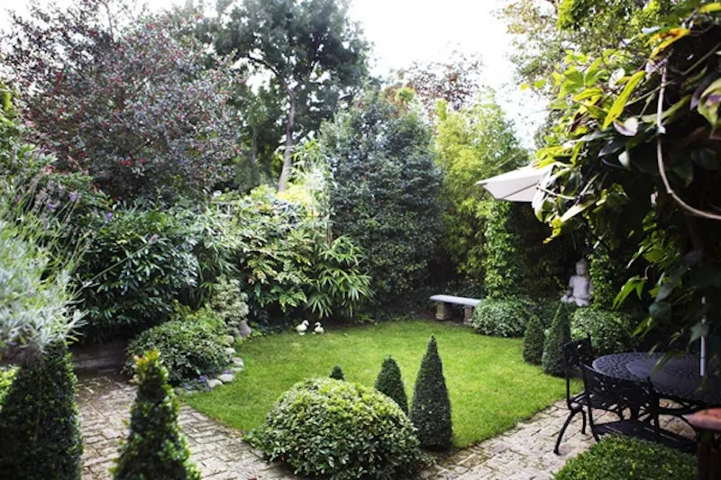 Garden at Beautiful Bedford Park house, B1391 (photo 21)