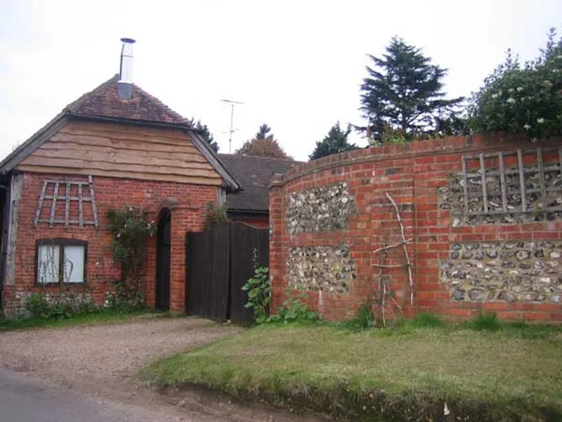 Gate at Henley converted barn, L601 (photo 1)