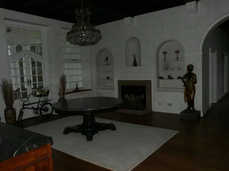 Entrance hall at Colonial Southampton house, D1957 (photo 3)