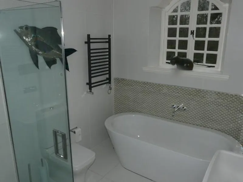 Bathroom at Colonial Southampton house, D1957 (photo 66)