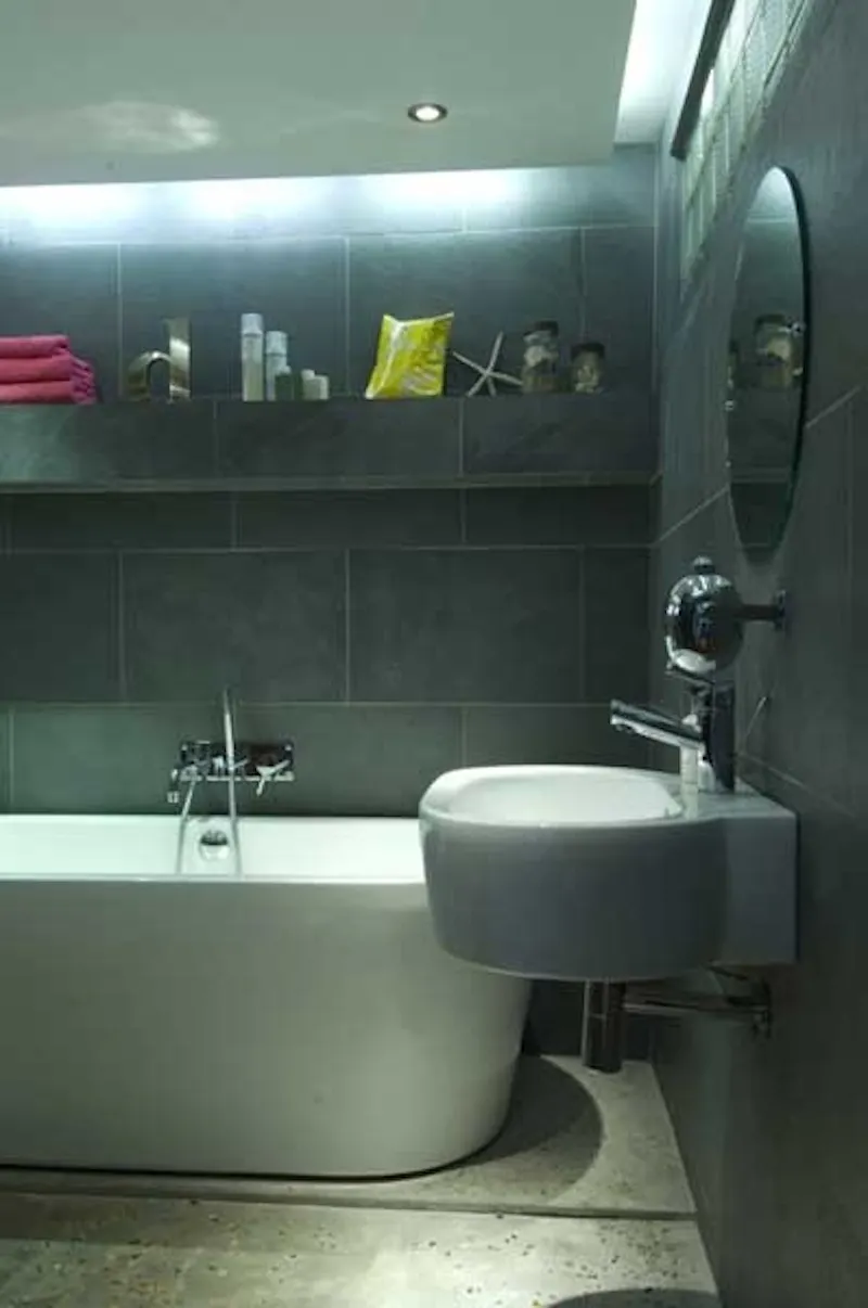 Bathroom at Pretty cottage in Dulwich, C783 (photo 17)