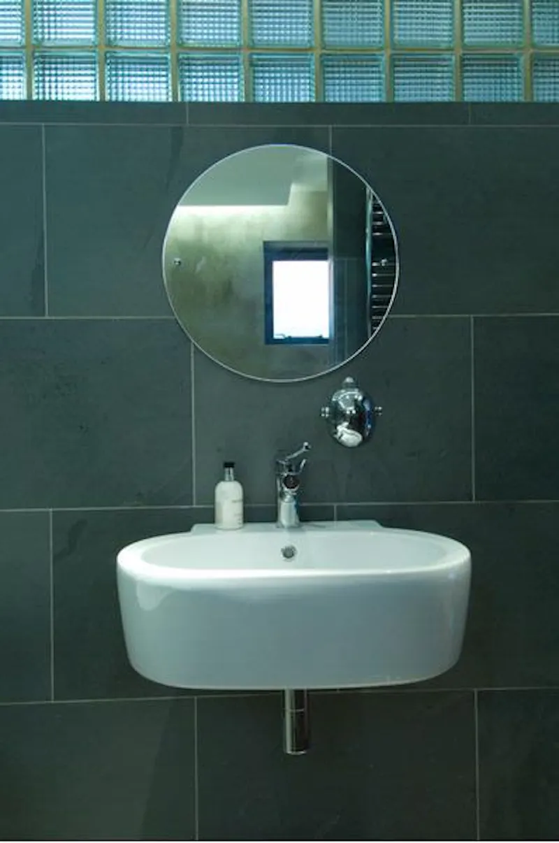 Bathroom at Pretty cottage in Dulwich, C783 (photo 18)