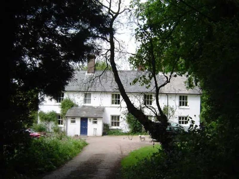 Driveway at Princes Risborough farmhouse, B1464 (photo 1)