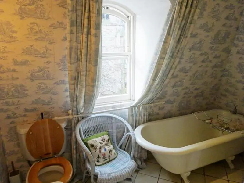 Wallpaper at Classic Camberwell family house, A973 (photo 26)