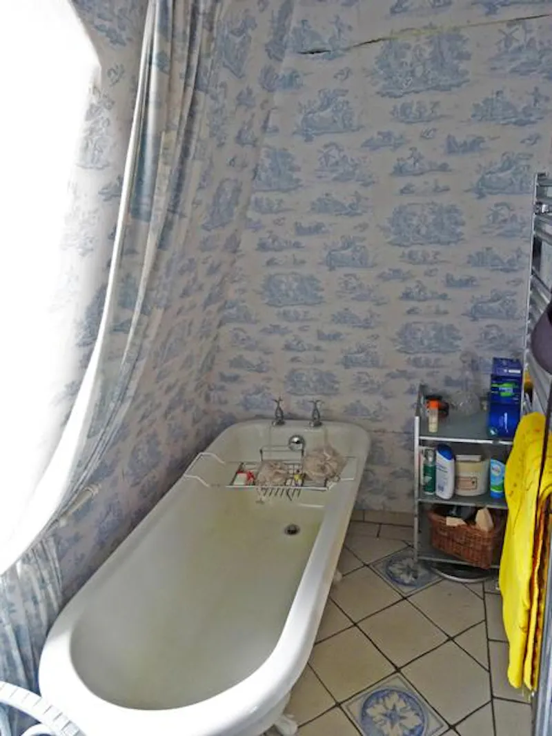 Bath - rolltop at Classic Camberwell family house, A973 (photo 27)