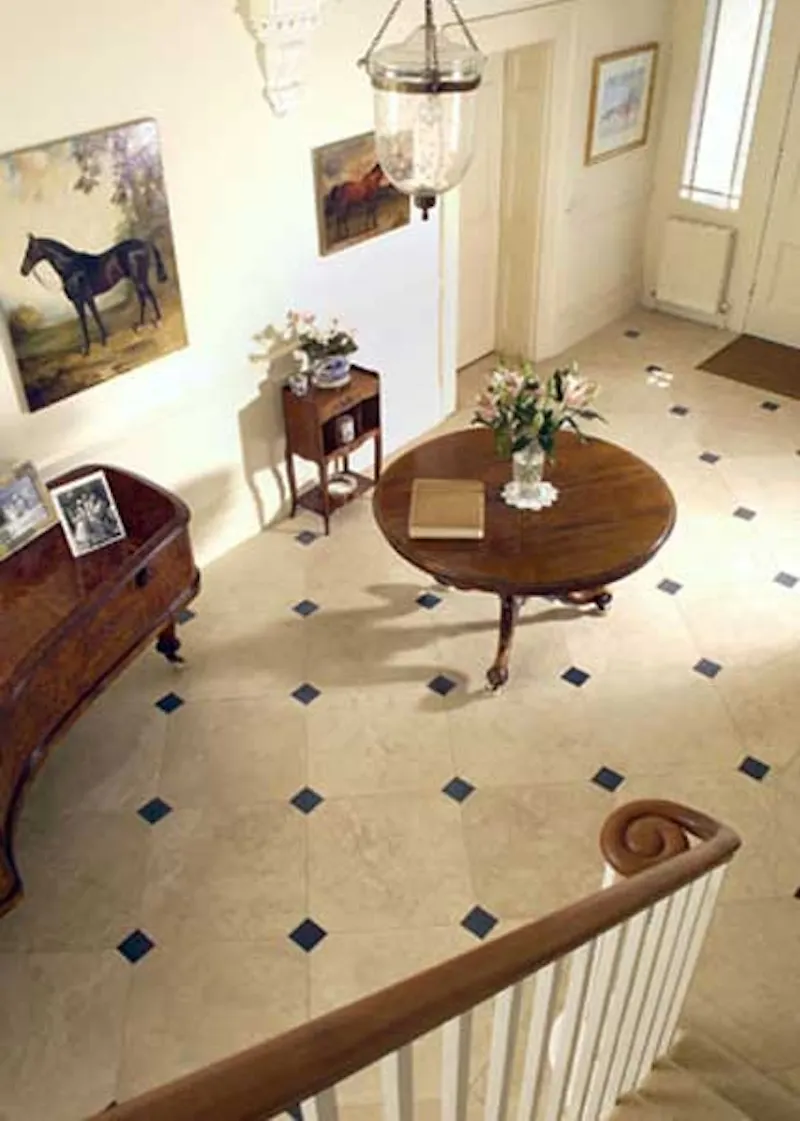 Entrance hall at Georgian house by River Crouch, A1171 (photo 10)