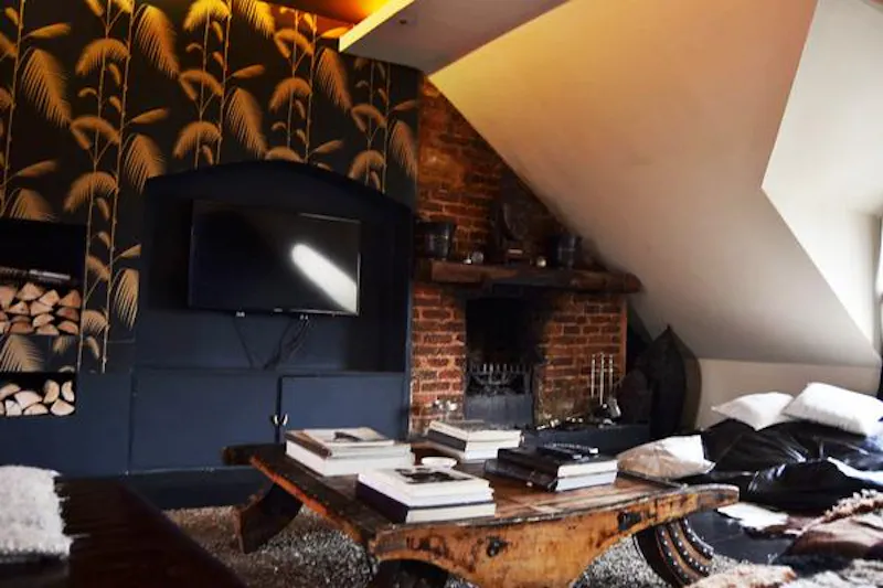 Exposed brick at Regents Canal loft, F930 (photo 16)