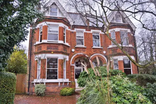 White-on-white Herne Hill house, B139