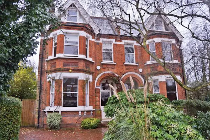 White-on-white Herne Hill house, B139 (photo 1)