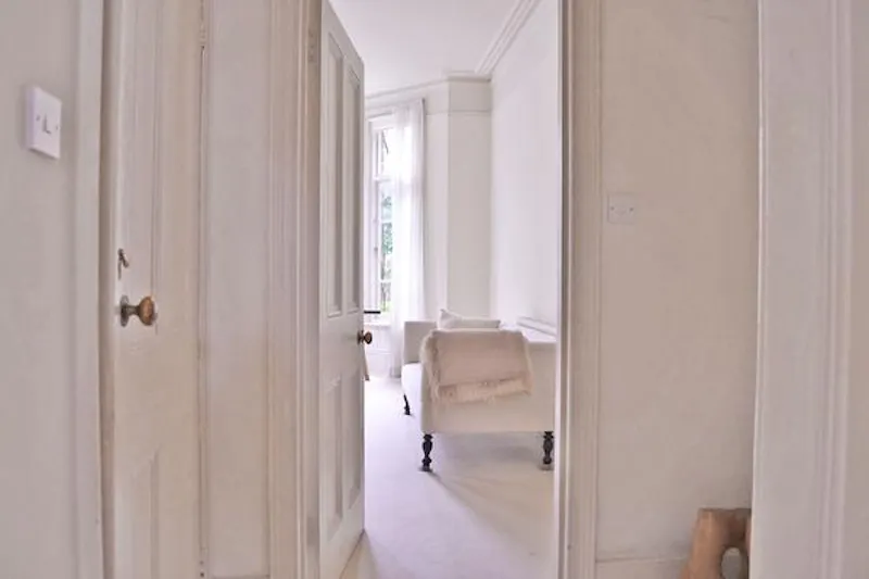 White-on-white Herne Hill house, B139 (photo 9)