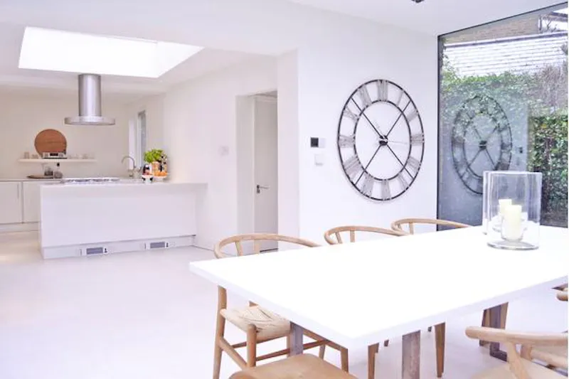 Open plan at White-on-white Herne Hill house, B139 (photo 16)
