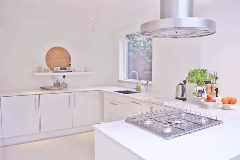 Kitchen at White-on-white Herne Hill house, B139 (photo 18)