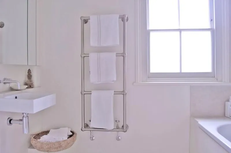 Bathroom at White-on-white Herne Hill house, B139 (photo 27)