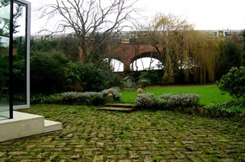 Terrace/Patio at White-on-white Herne Hill house, B139 (photo 31)