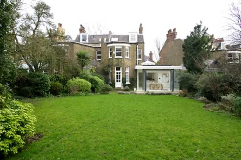 White-on-white Herne Hill house, B139 (photo 32)