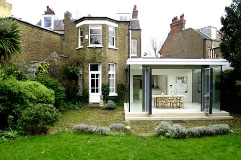Conservatory at White-on-white Herne Hill house, B139 (photo 34)