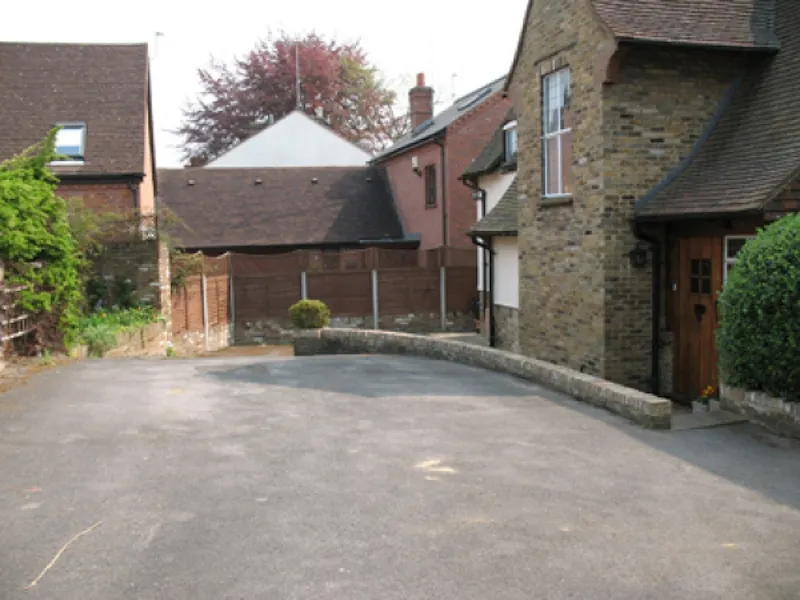 Driveway at Rickmansworth detached house, C781 (photo 11)