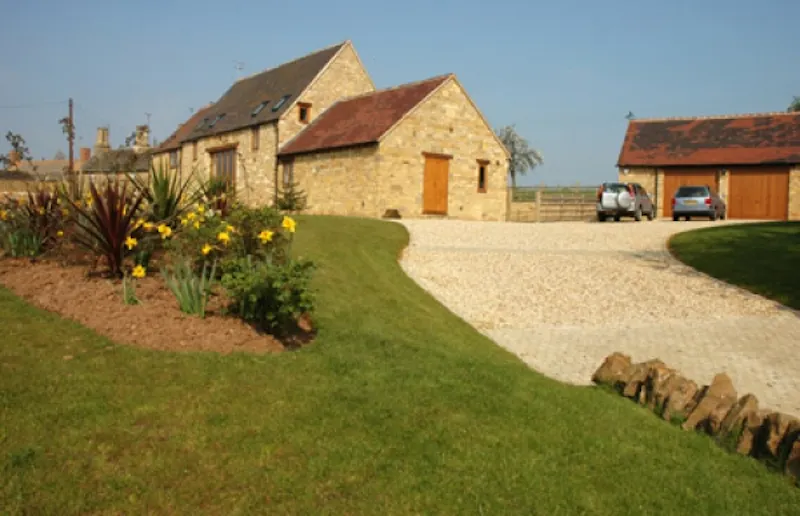 Driveway at Ebrington barn conversion, L589 (photo 1)
