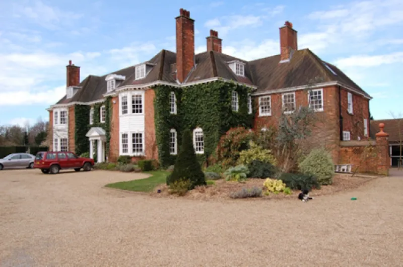Driveway at Substantial Betchworth manor , A474 (photo 14)