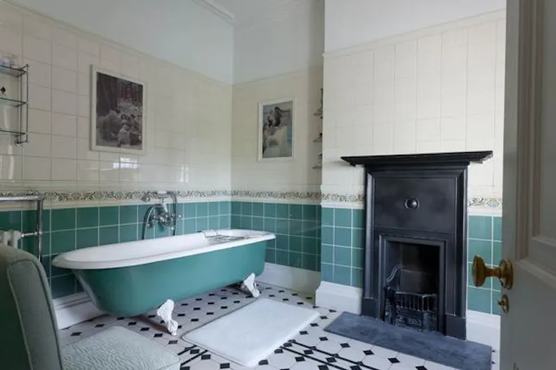Bathroom at Friern Barnet family house, E230 (photo 32)