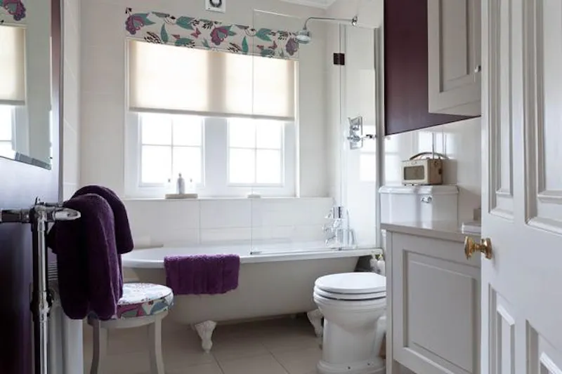 Bath - rolltop at Friern Barnet family house, E230 (photo 34)