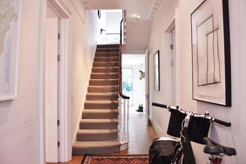 Entrance hall at White City family house, B1270 (photo 2)