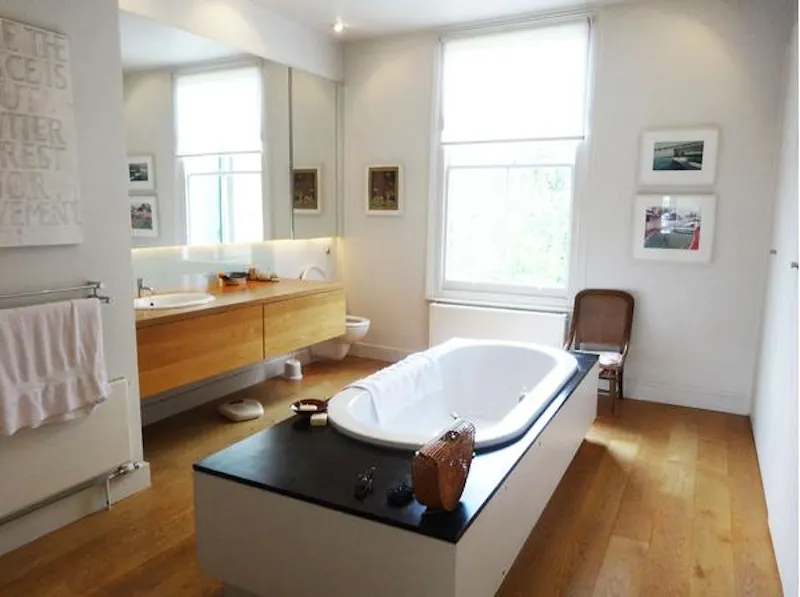 Bath at White City family house, B1270 (photo 20)
