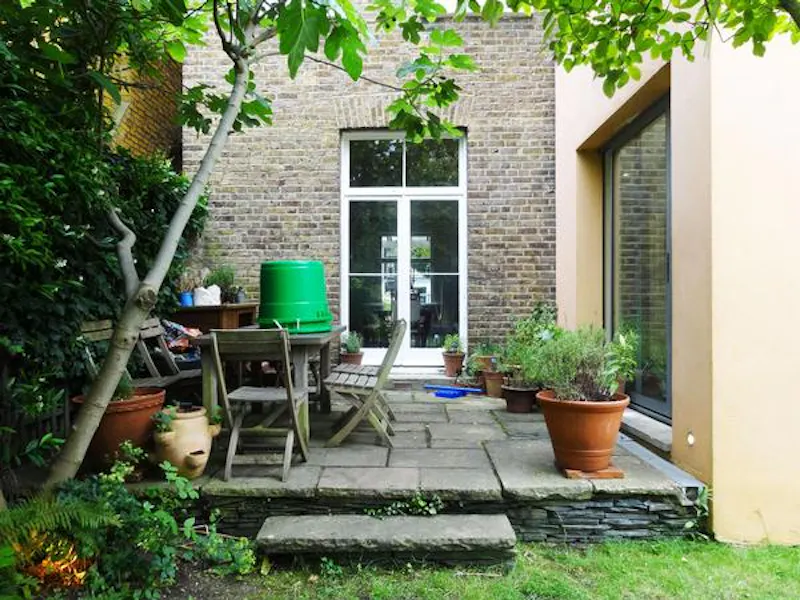 Terrace/Patio at White City family house, B1270 (photo 27)