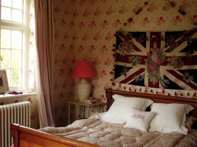 Bedroom at Cholderton manor house, B1441 (photo 12)