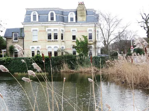 Contemporary Kew house, B1006