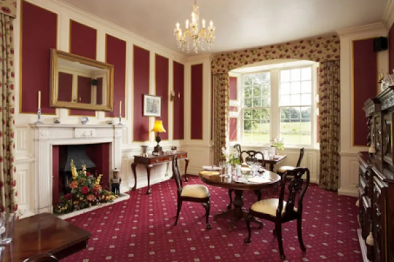 Dining room at Glastonbury Tudor Manor House, M252 (photo 3)