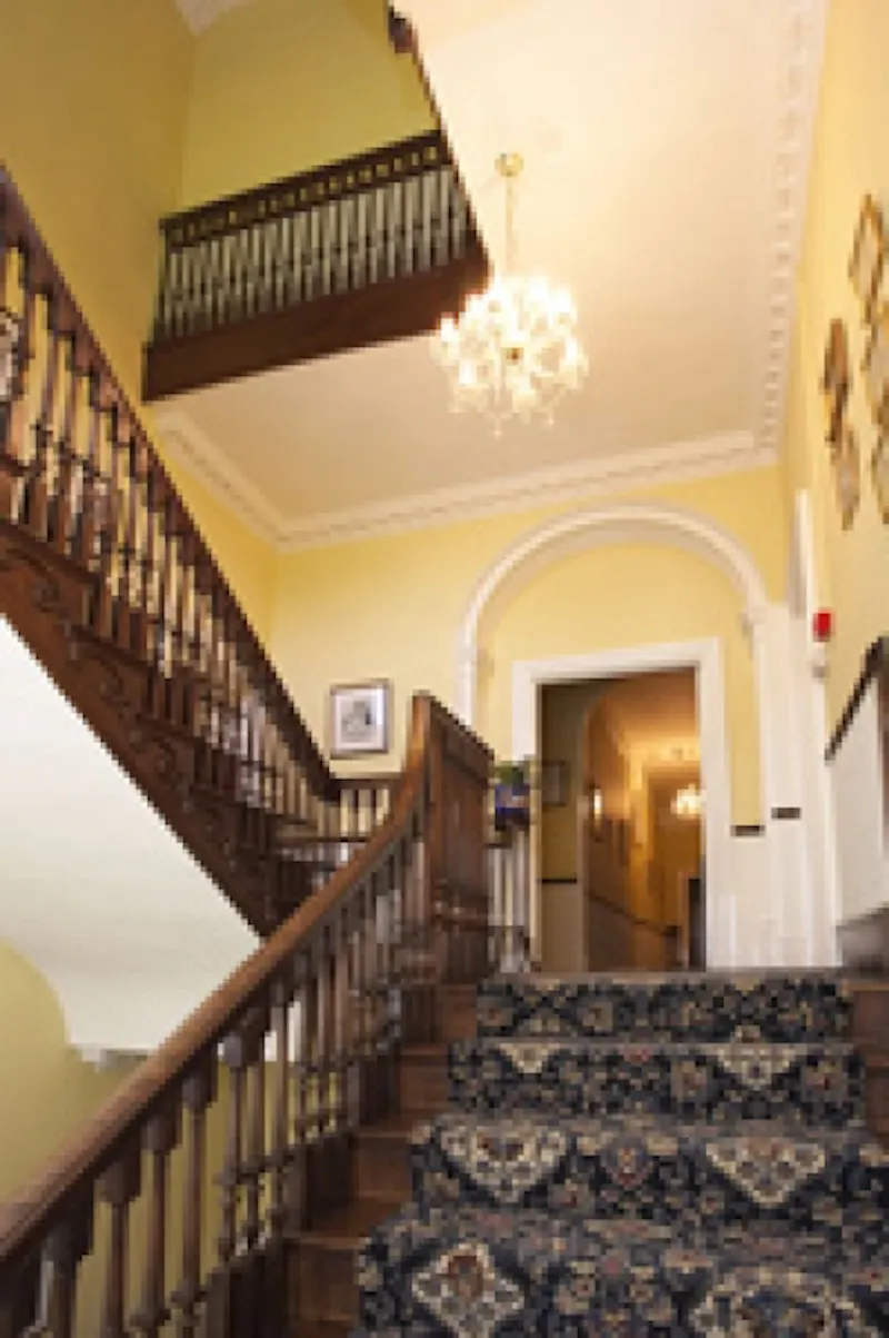 Staircase at Glastonbury Tudor Manor House, M252 (photo 4)
