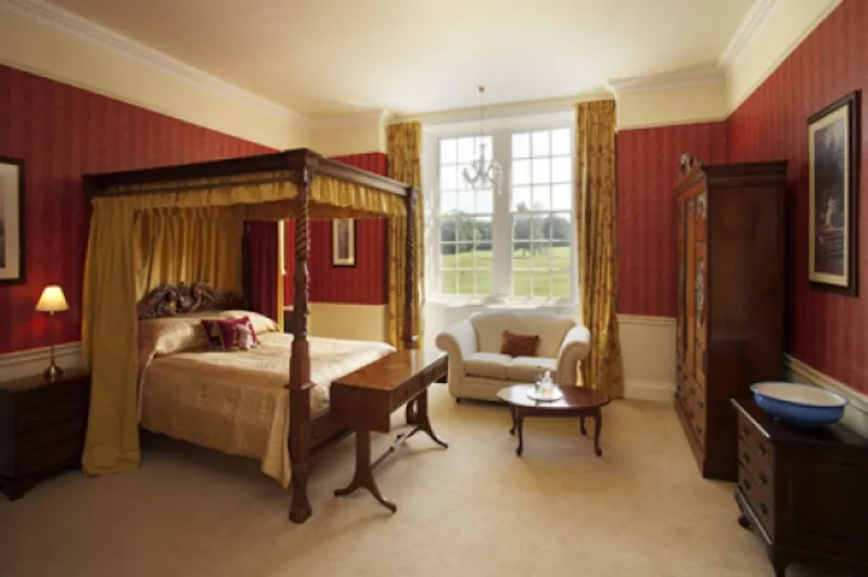 Bedroom at Glastonbury Tudor Manor House, M252 (photo 5)