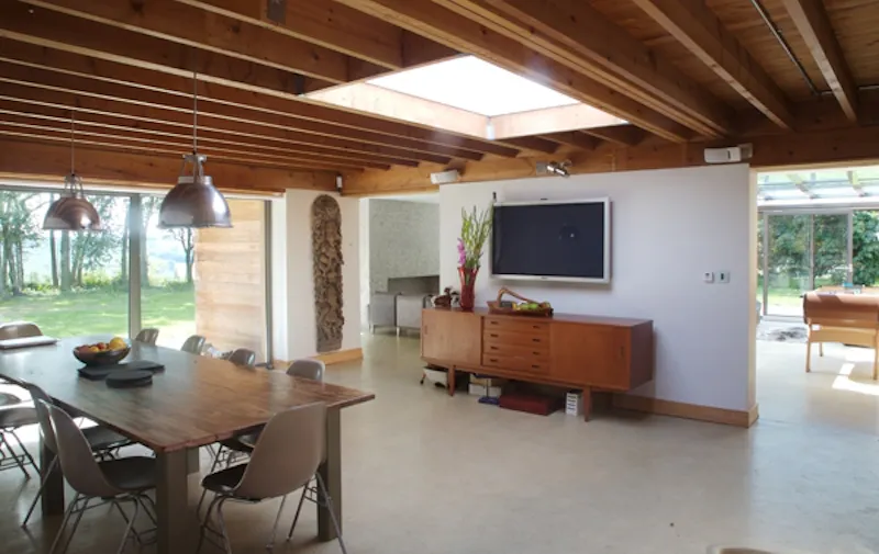Beams at Contemporary Winchelsea cabin, D1956 (photo 4)