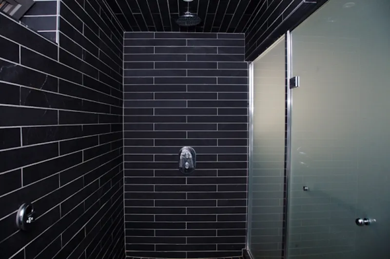 Shower at Contemporary Winchelsea cabin, D1956 (photo 7)